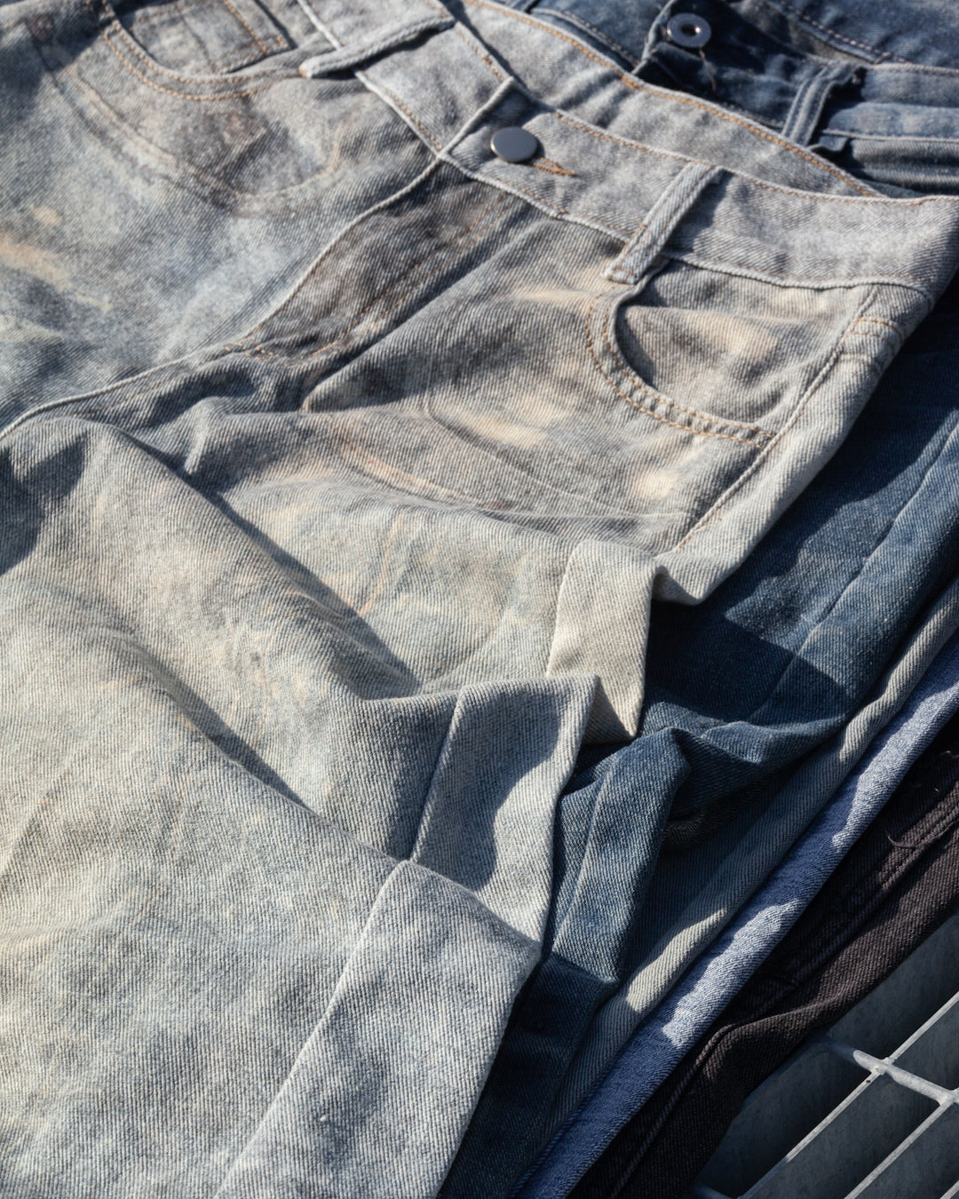 GREY SQUEEZE BAGGY JEANS