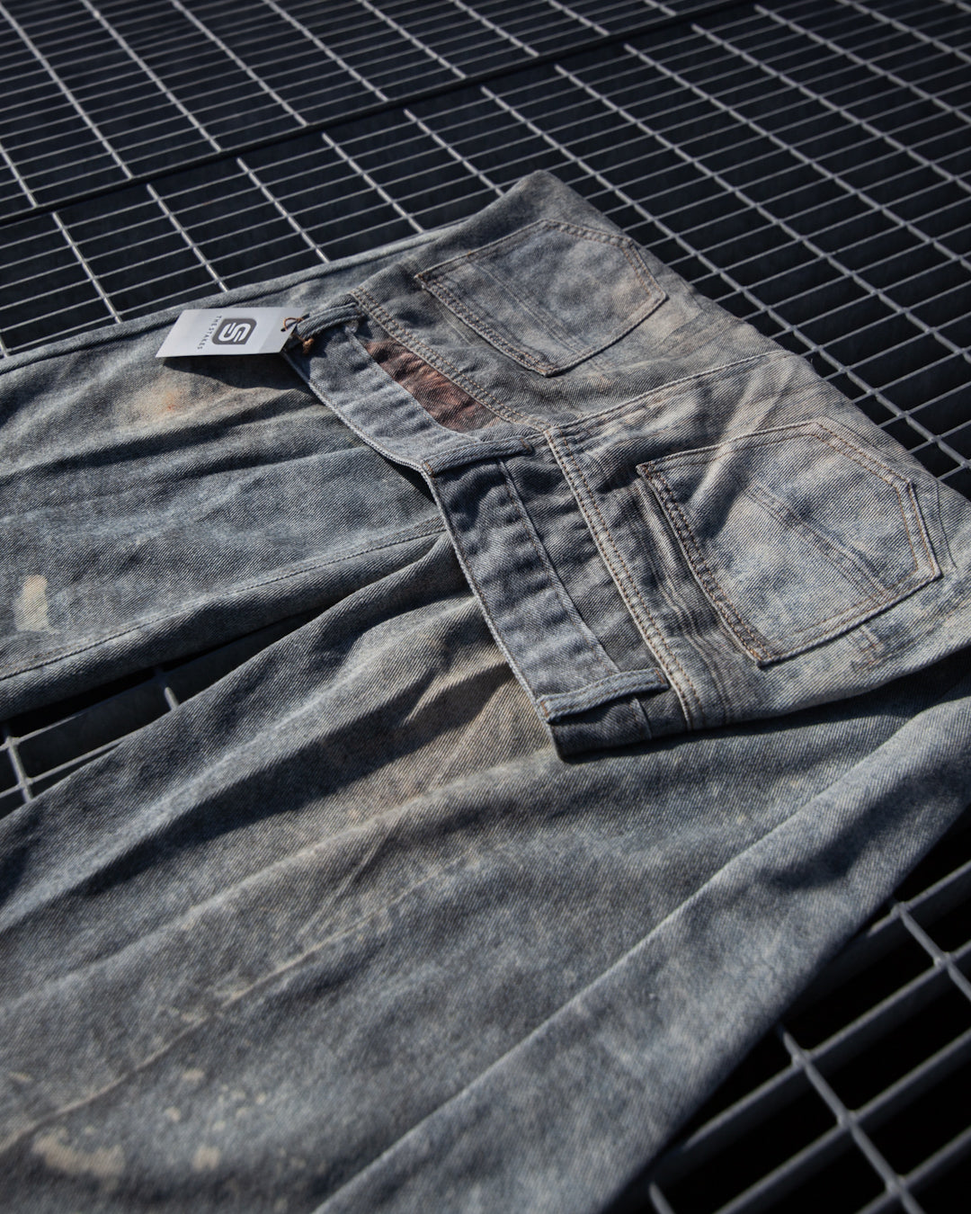 GREY SQUEEZE BAGGY JEANS
