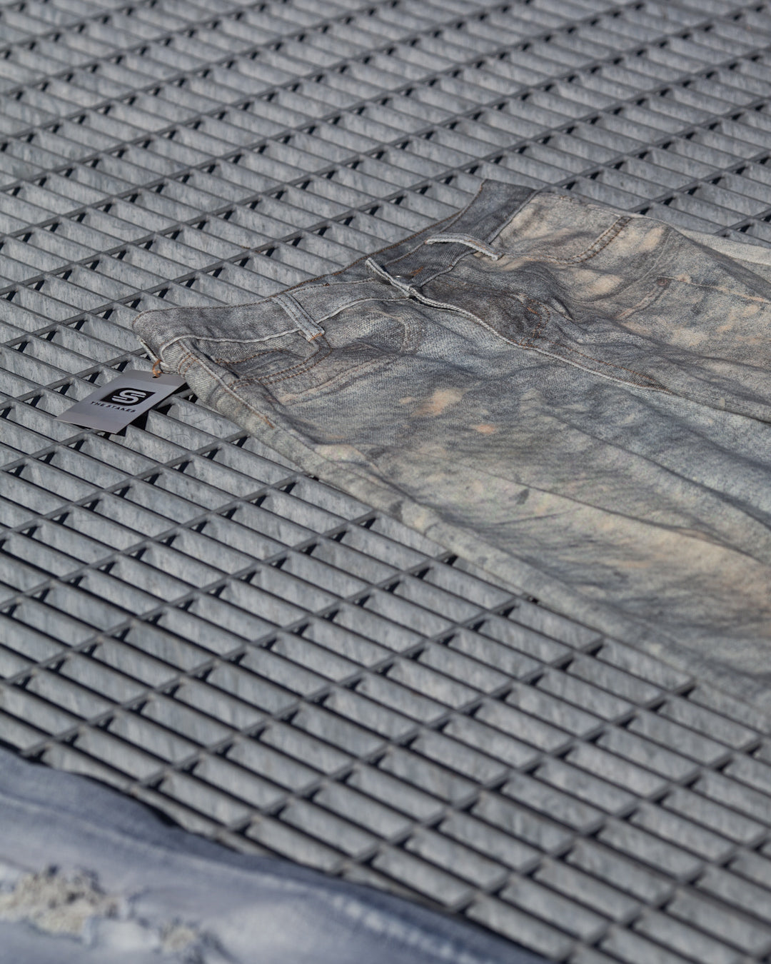 GREY SQUEEZE BAGGY JEANS